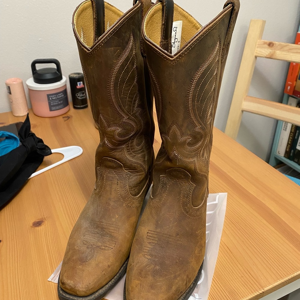Lightly used cowgirl boots!
